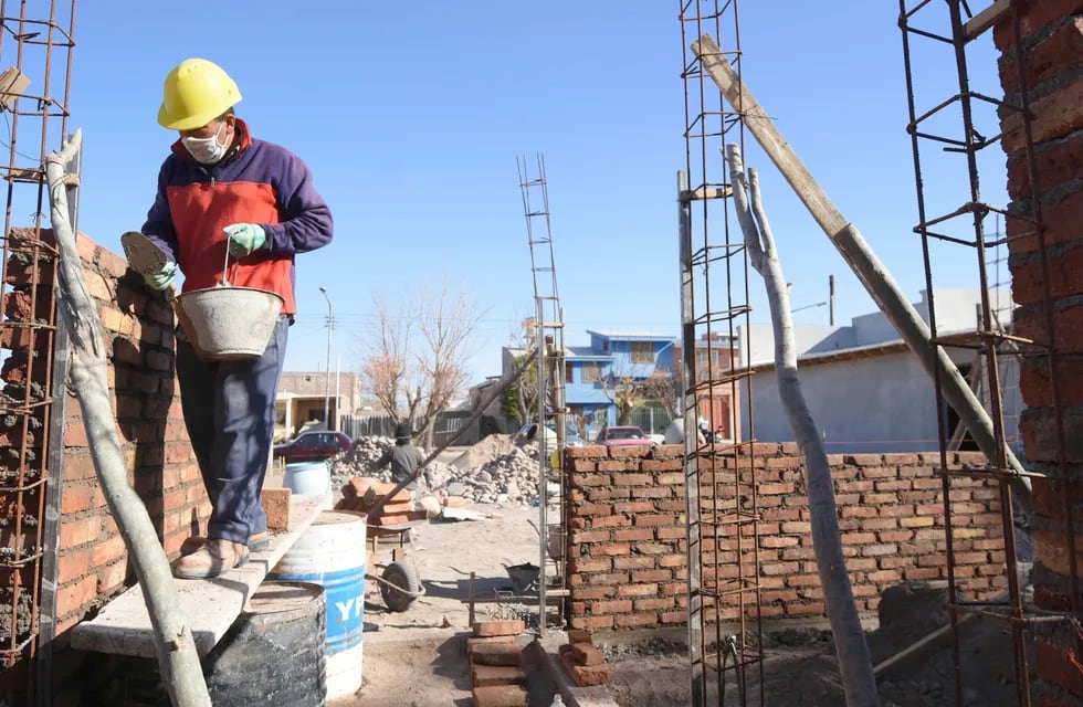 Obreros trabajan en la construcción de una vivienda, en el departamento de Junín
 Foto José Gutierrez / Los Andes