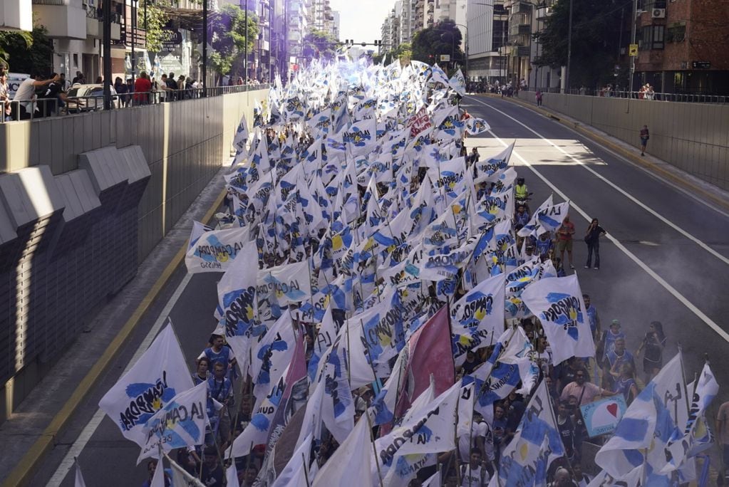 La Campora marchó en la Ciudad de Buenos Aires por el Día de la Memoria - Clarín