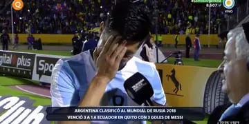 El mediocampista, que jugó un partidazo ante Ecuador, se desahogó hasta el llanto ante las cámaras de TV. Dale play. 