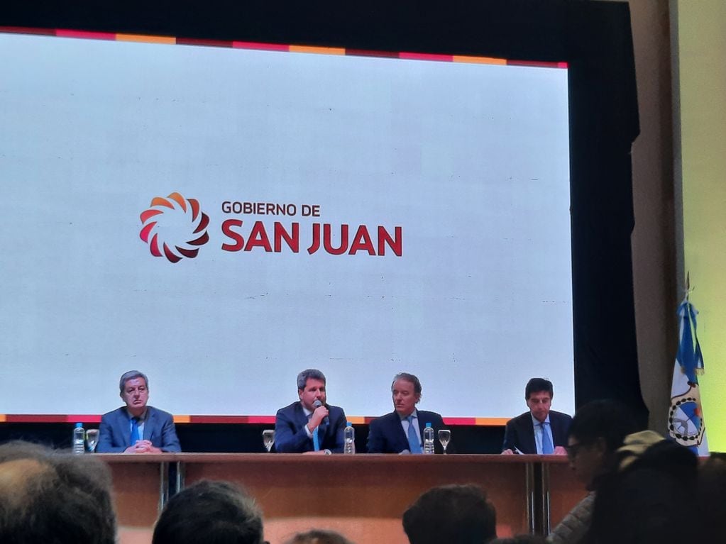 El gobernador de San Juan Sergio Uñac junto a Sebastián Eskenazi y Carlos Melconian.