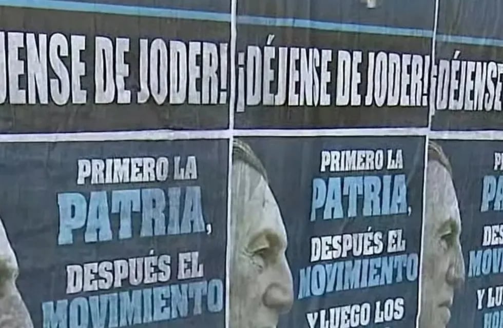 En las inmediaciones del parlamento argentino también pegaron los afiches con la cara de Perón y una dura frase debajo.