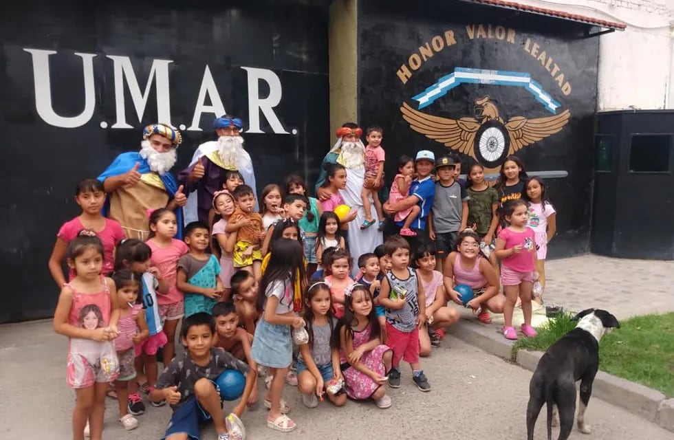 Los niños y niñas disfrutaron de una tarde llena de juegos y regalos, en un evento organizado por efectivos de la UMAR en Godoy Cruz. - Foto: UMAR.