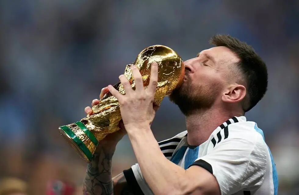 Lionel Messi con la Copa del Mundo. / Gentileza.