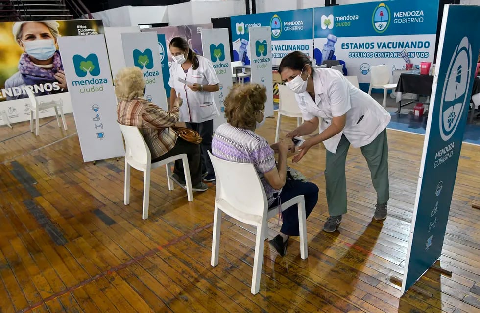 Lanzan campaña combinada de vacunación para gripe, Covid y sarampión. Se hará en los centros ya instalados.
Foto: Orlando Pelichotti/ Los Andes