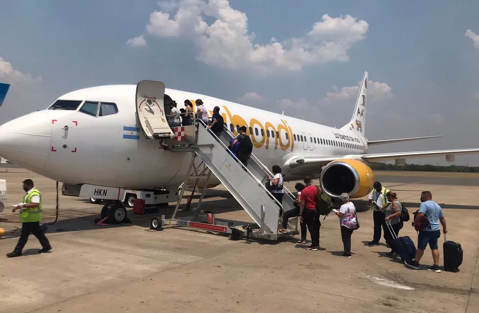 Pasajeros subiendo a un avión de la compañía Flybondi.