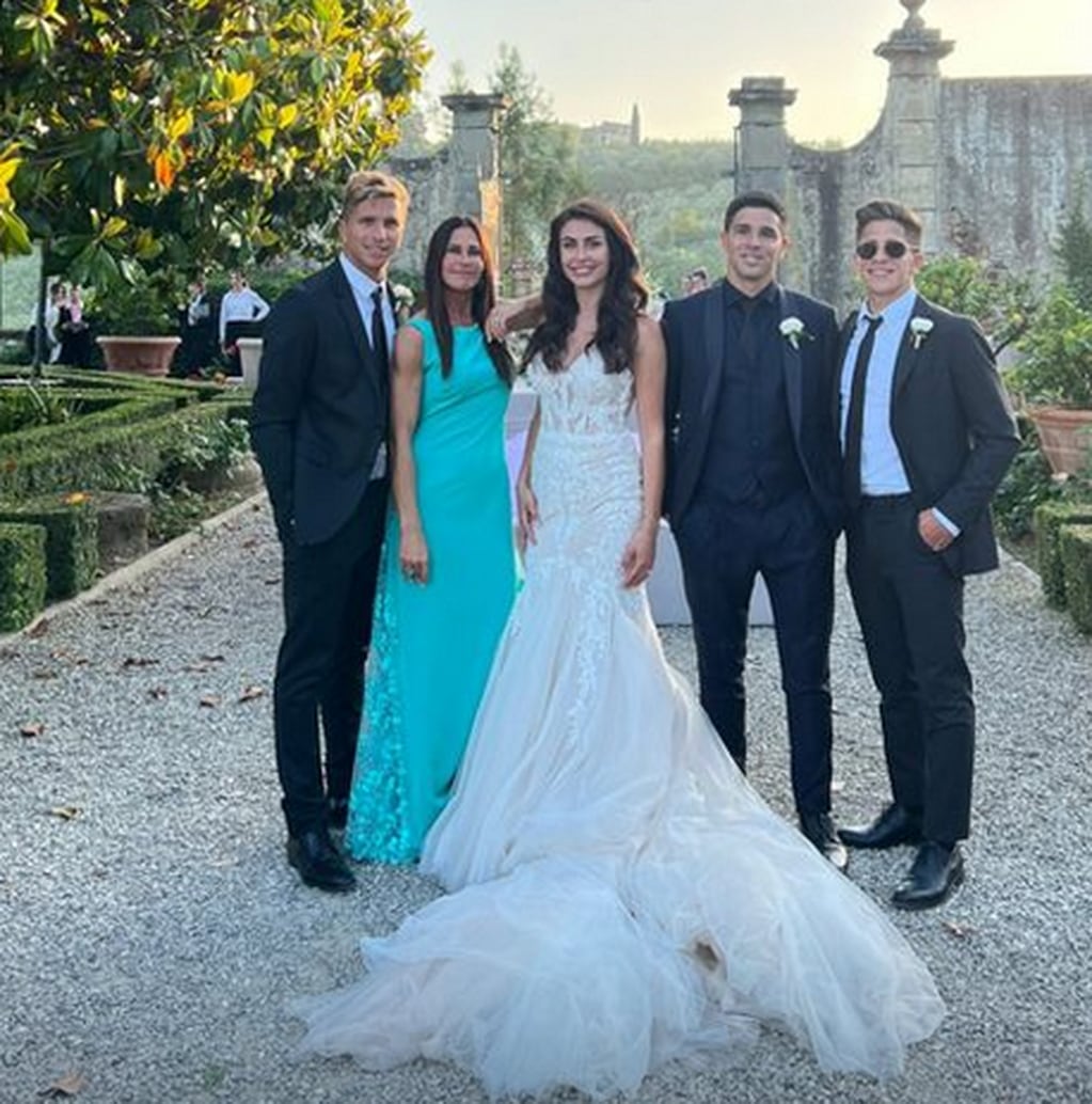 Carolina Baldini junto a sus hijos y la flamante novia.
