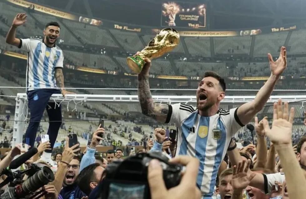 Lionel Messi levanta la Copa del Mundo en el estadio Lusail de Qatar. Lo volverá a hacer en el Monumental de Núñez ante más de 80 mil personas. / archivo