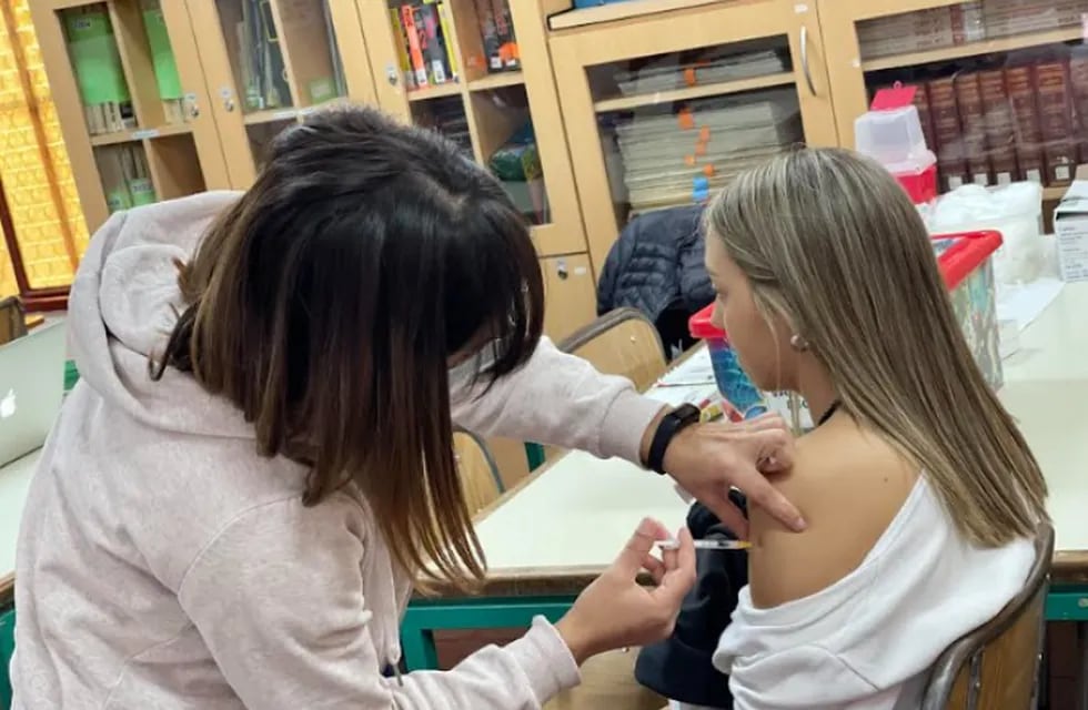 Más de 1000 estudiantes de las escuelas secundarias de la UNCUYO recibieron la vacuna anti-Covid19.