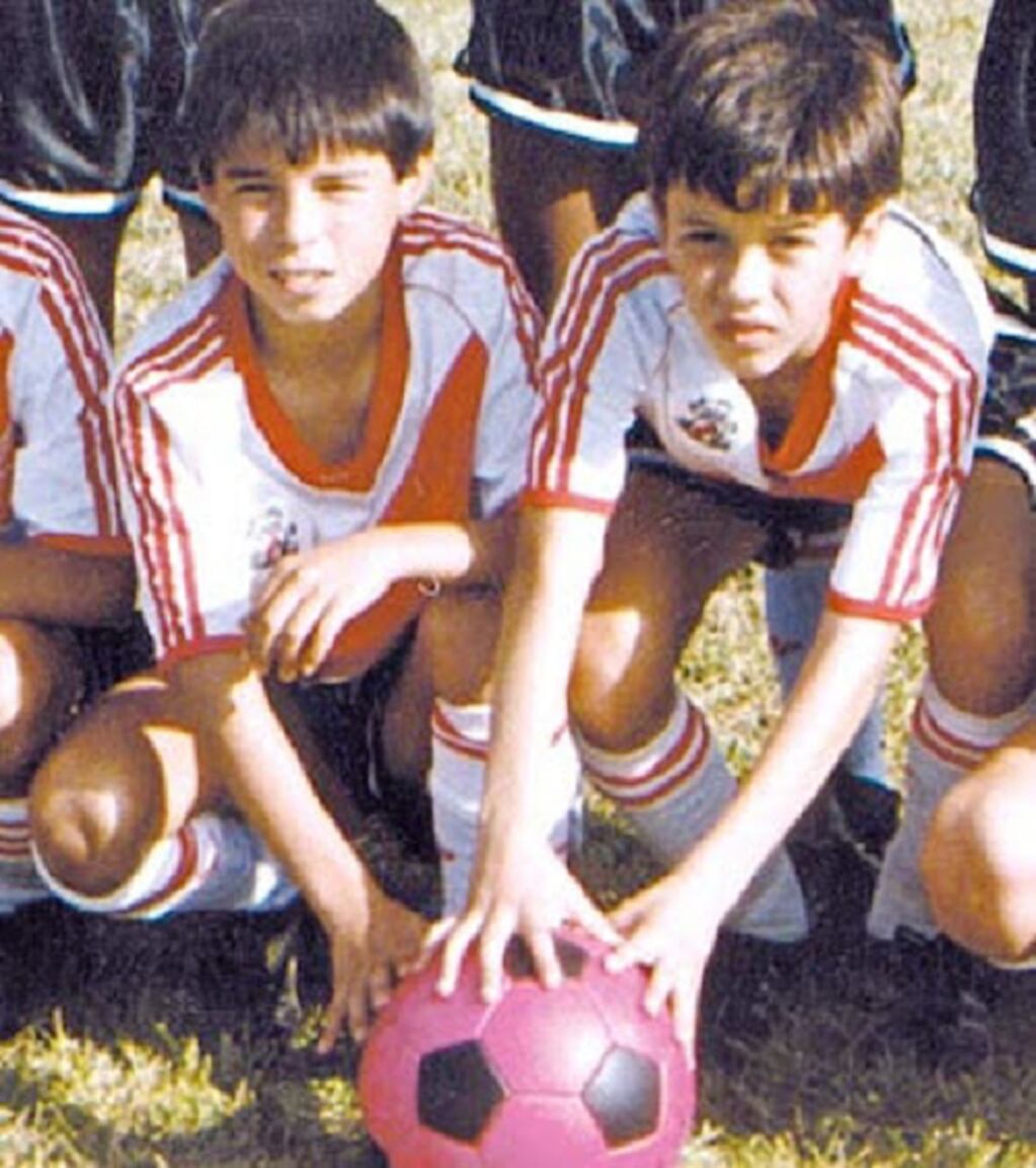 
    D'Alessandro junto a Javier Saviola, dos crack del semillero de River Plate. / Gentileza.
   