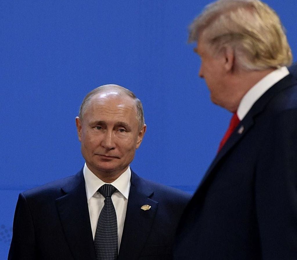 
Foto: AFP | El presidente ruso Vladimir Putin y el presidente estadounidense Donald Trump se alinean para la foto familiar durante la Cumbre.
   