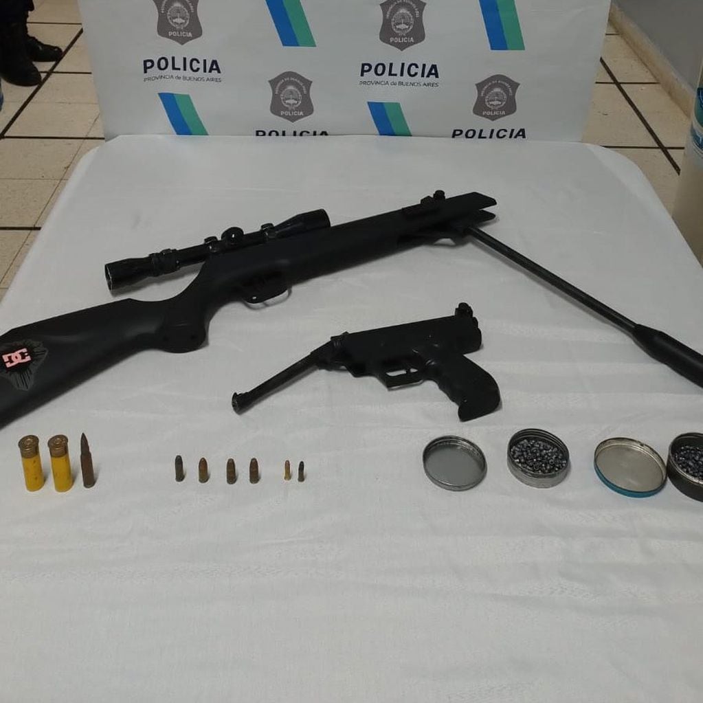 Las armas que incautaron tras el allanamiento en la casa del empresario.
