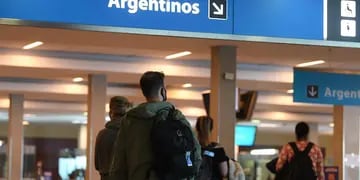 Argentina suspende los vuelos con Gran Bretaña por la nueva cepa de coronavirus (Foto: Clarín)