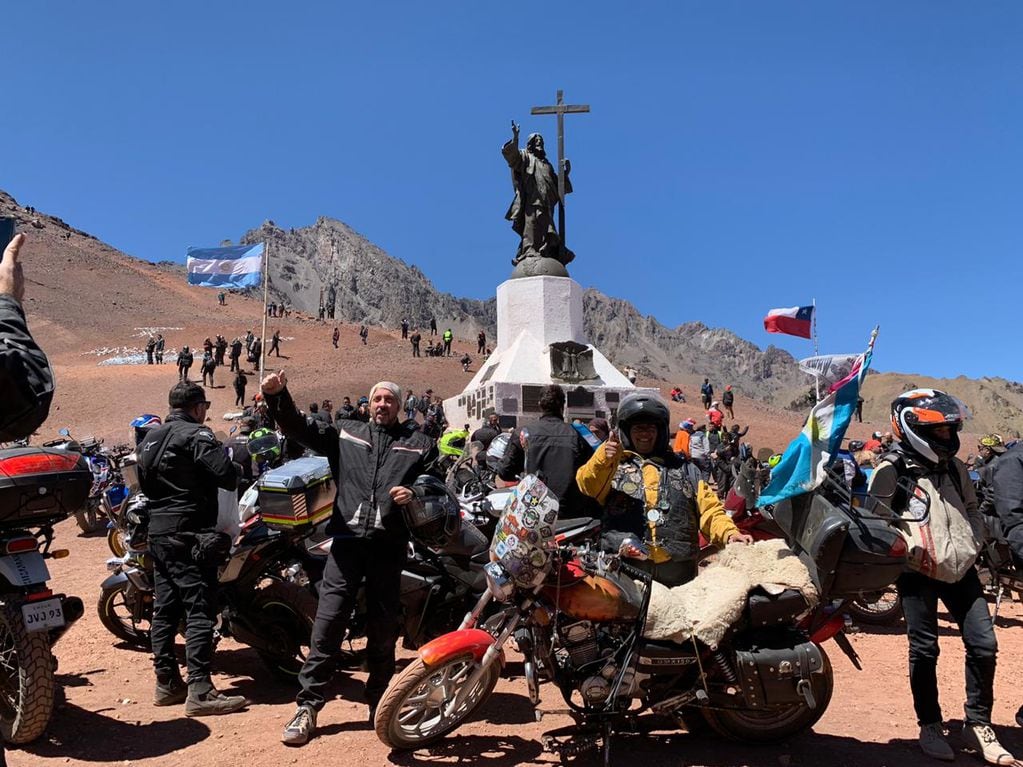 El encuentro culmina con la llegada de los mototuristas al monumento Cristo Redentor