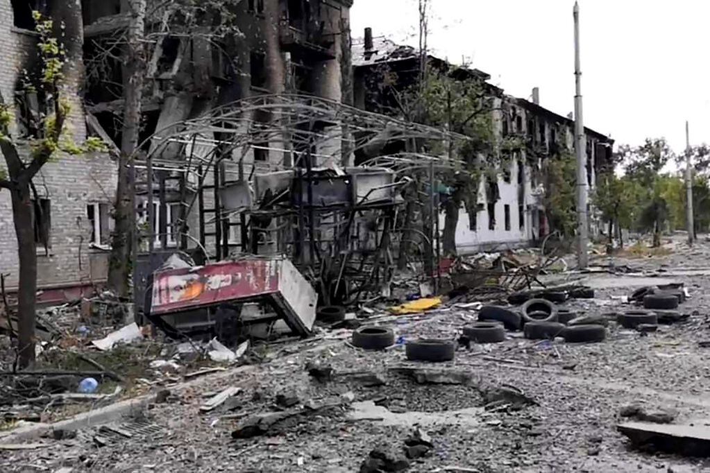 Edificios residenciales dañados en Lysychansk, región de Lugansk, Ucrania,durante el ataque de las fuerzas rusas en un intento total de apoderarse el último bastión de la resistencia. AP