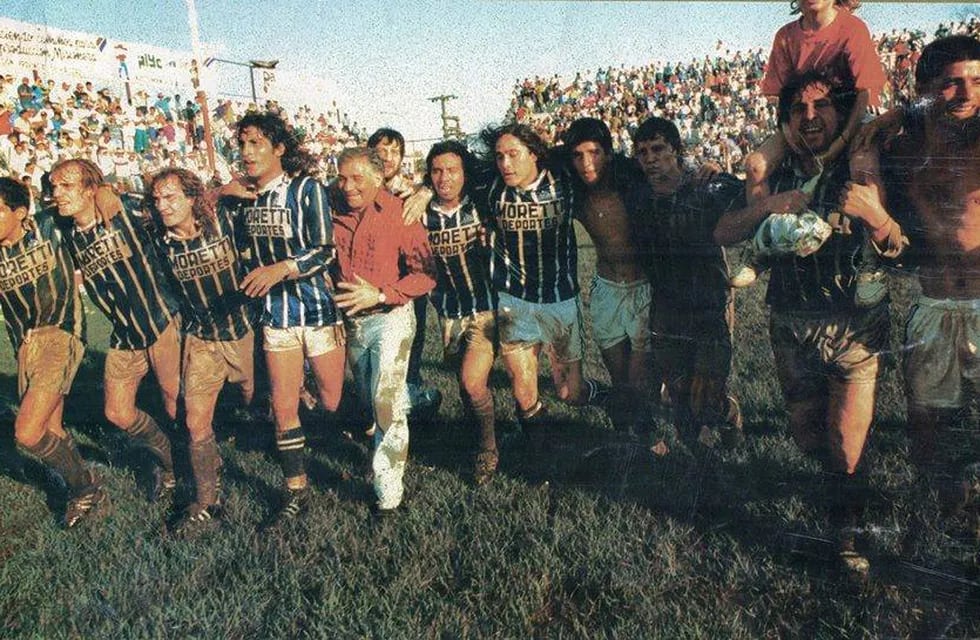 Los jugadores del Tomba dan la vuelta olímpica en la provincia de Misiones tras igualar 0-0 con Guaraní Antonio Franco.