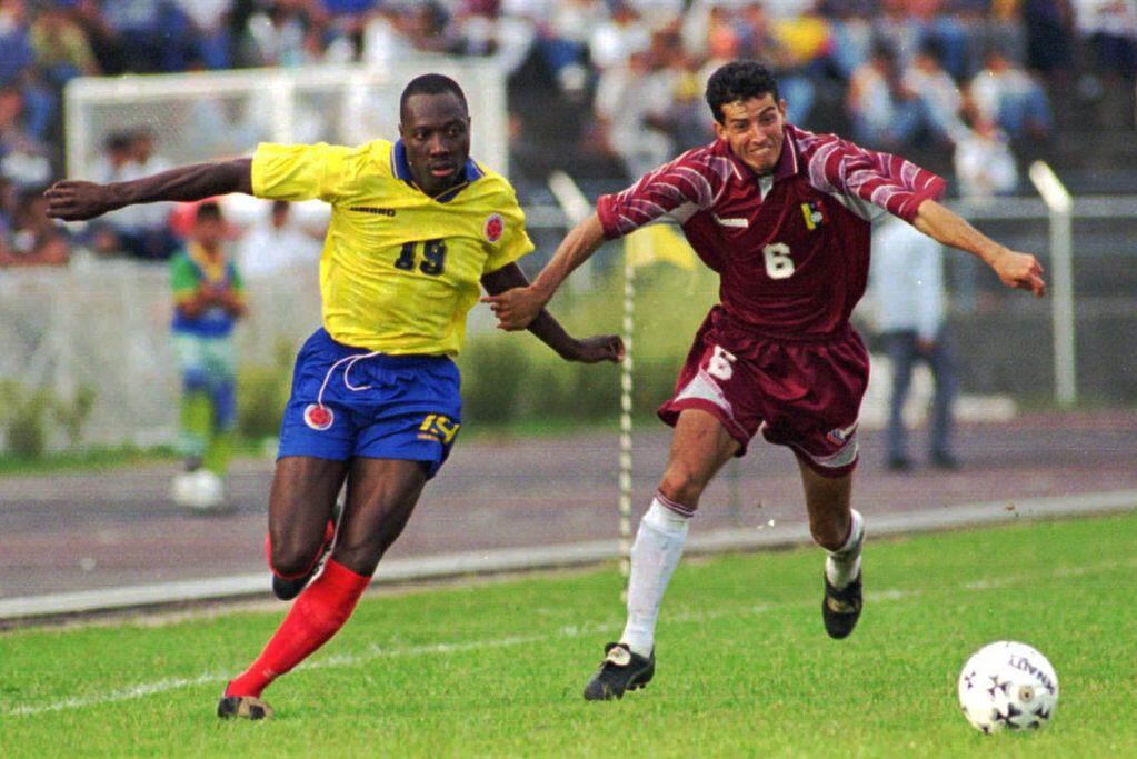 Freddy Rincón (izq.) en un encuentro de eliminatorias para el Mundial '98 frente a Venezuela. (AP / archivo)
