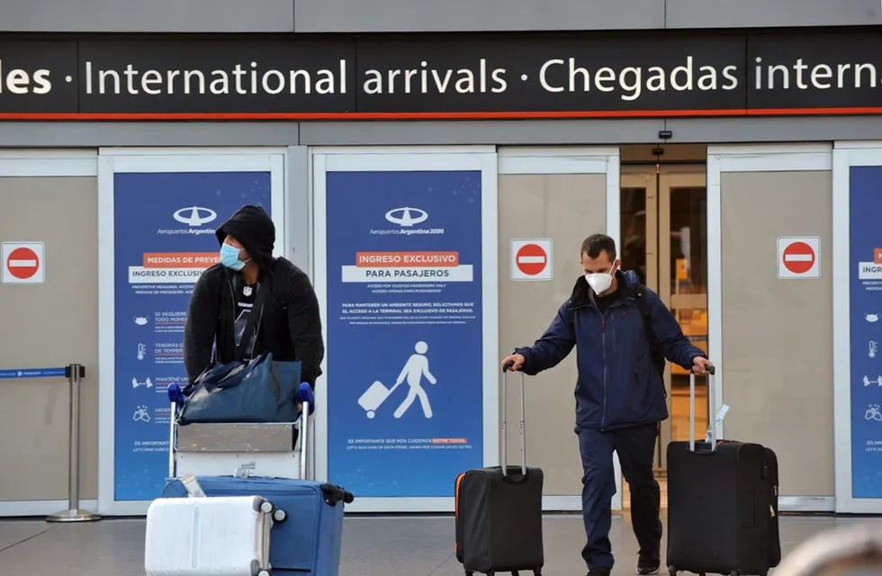 Detuvieron a cuatro iraquíes en el aeropuerto de Ezeiza que buscaban salir del país con documentos falsos. / Imagen ilustrativa: Clarín