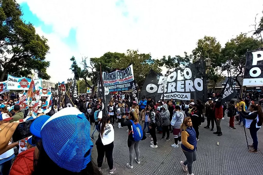 Agrupaciones del Polo Obrero de Mendoza ya están en Buenos Aires para participar del tercer día de protestas federales. / Foto: Gentileza