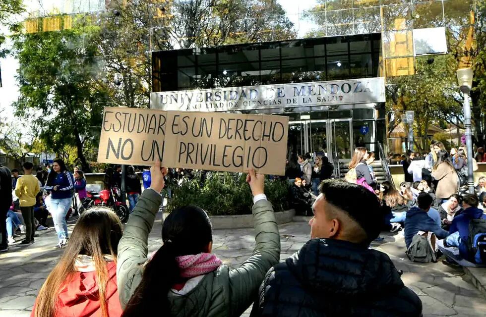 Alumnos de una universidad privada protestan porque aumentan hasta 30% las cuotas cada 3 meses. Foto: Orlando Pelichotti / Los Andes.