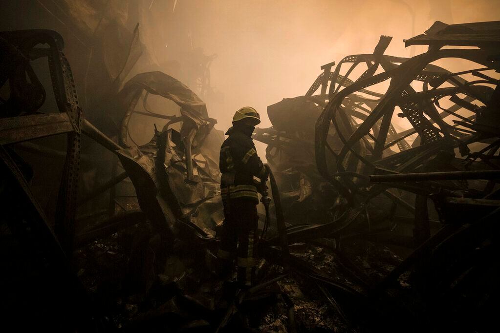 Un bombero ucraniano trabaja en una instalación dañada en las afueras de Kiev. Foto: AP / Vadim Ghirda