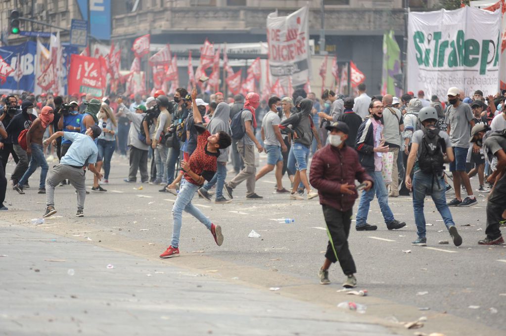 Enfrentamientos entre policías y manifestantes frente al Congreso por el acuerdo con el FMI. Foto: Federico López Claro