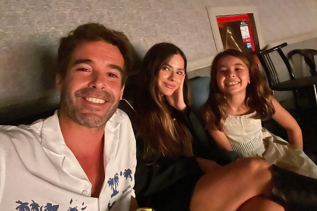 Cabré junto a Suárez y Rufina, la hija en común entre ambos actores. (Instagram).