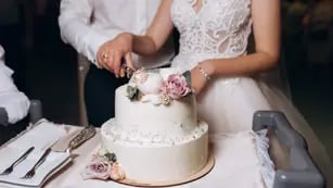 Historia viral: repitió una porción de torta en un casamiento y los novios se la quisieron cobrar