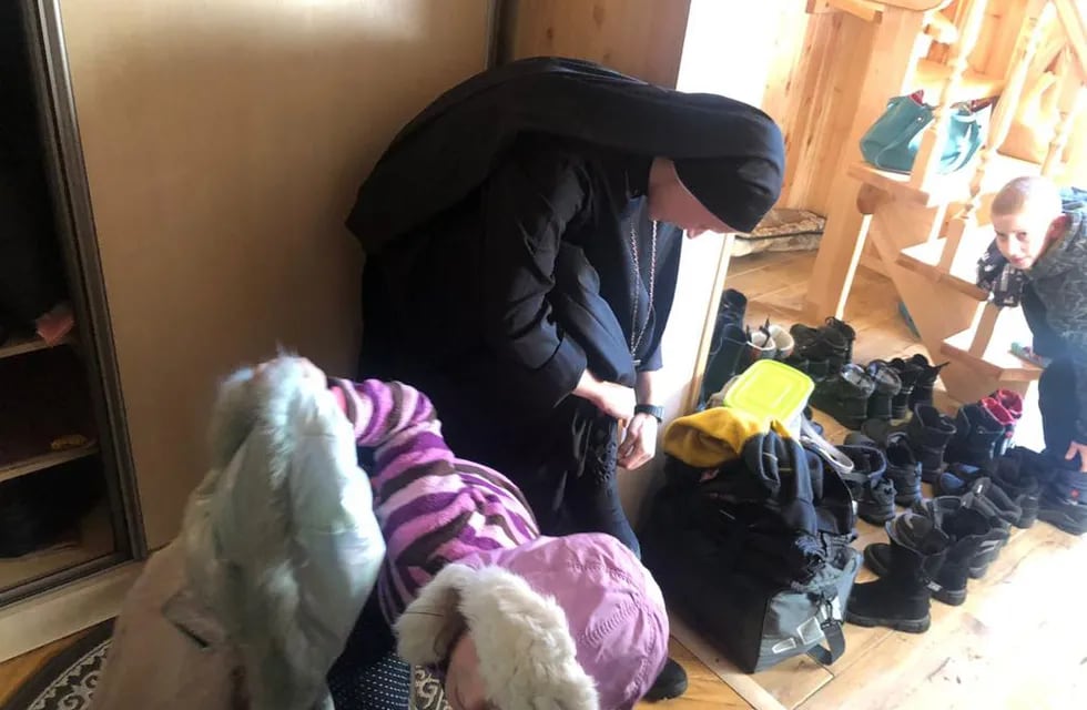 María Cristiana ayudando a refugiados en Ucrania. Foto enviada por familiares de la religiosa a este medio.