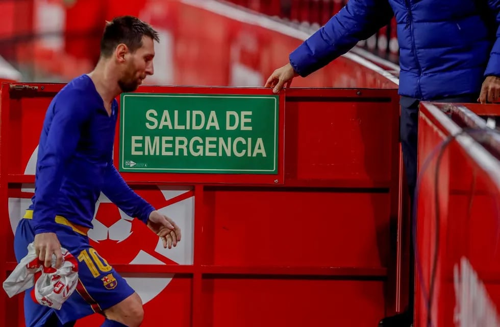 Messi se retira luego de la derrota ante el Sevilla. / Gentileza.