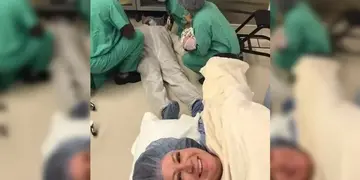Una mujer se tomó una selfie con su esposo desmayado luego de presenciar su primer parto