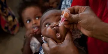 Un niño recibe una vacuna contra la polio en Mogadishu, Somalia