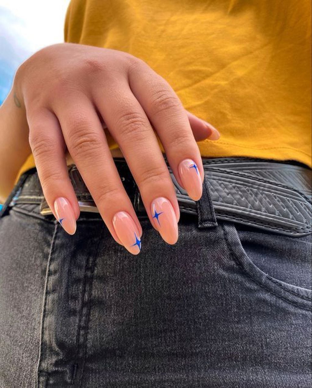 El nail art minimalista se trata de hacer pequeñas intervenciones en las uñas con distintas formas para darles un toque diferente. 
