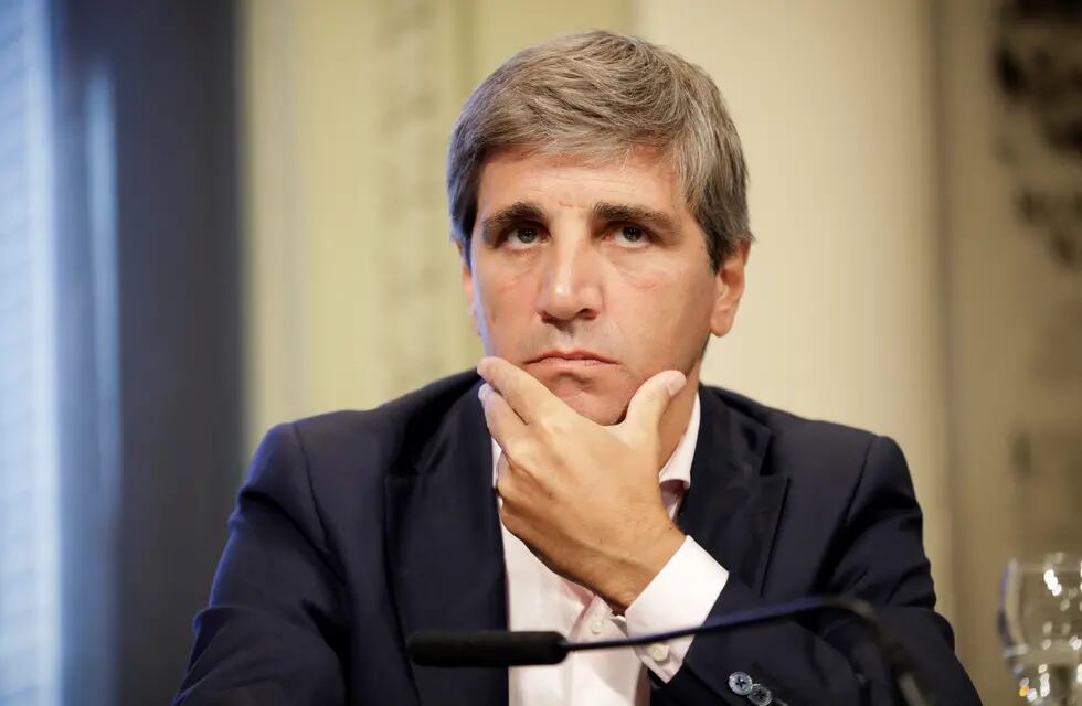 Luis Caputo, ministro de Economía de Javier Milei. (AP)