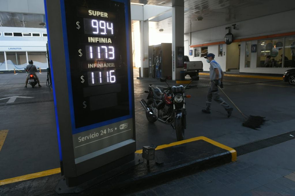 YPF aplicó aumentos en el precio de sus combustibles en Mendoza. Superan el 9% anunciado. Foto: Ignacio Blanco / Los Andes