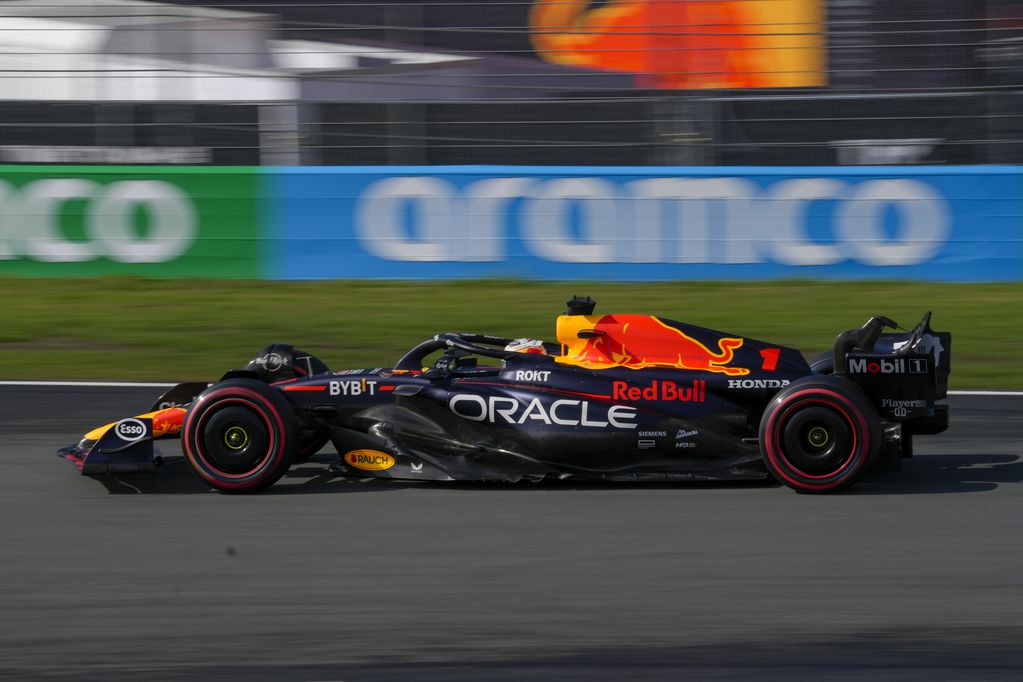 El piloto holandés de F1 Max Verstappen de la escudería Red Bull maneja su auto en la clasificación del sábado 26 de agosto del 2023 antes del Gran Premio de Holanda del domingo. (AP Foto/Peter Dejong)