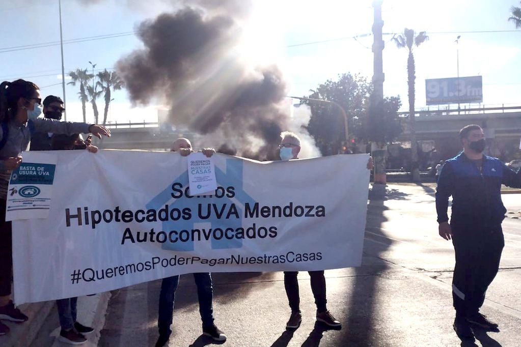 Los deudores de créditos UVA se manifestaron en Mendoza al igual que hicieron otros en varios puntos del país. Foto: Hipotecados UVA Mendoza
