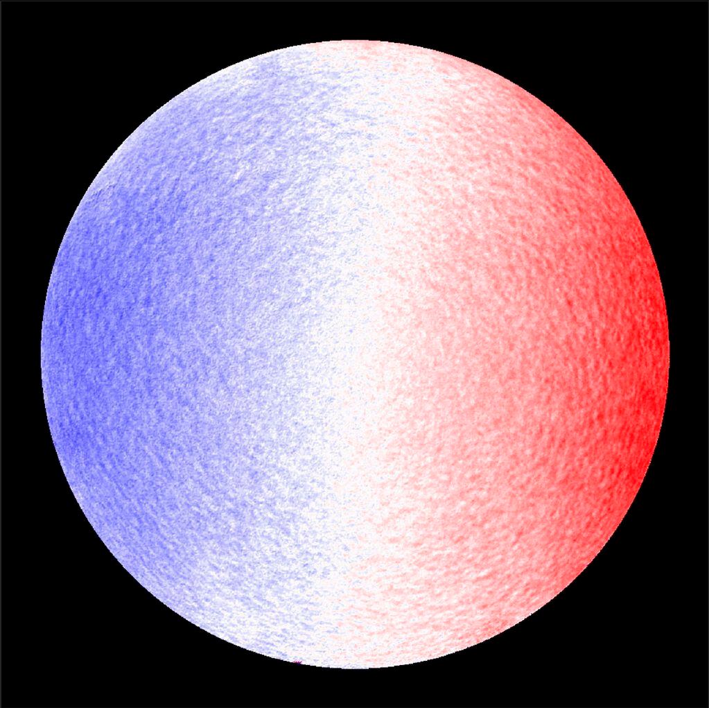 La imagen muestra la velocidad de la línea de visión del Sol, con el lado azul girando hacia nosotros y el lado rojo alejándose. 