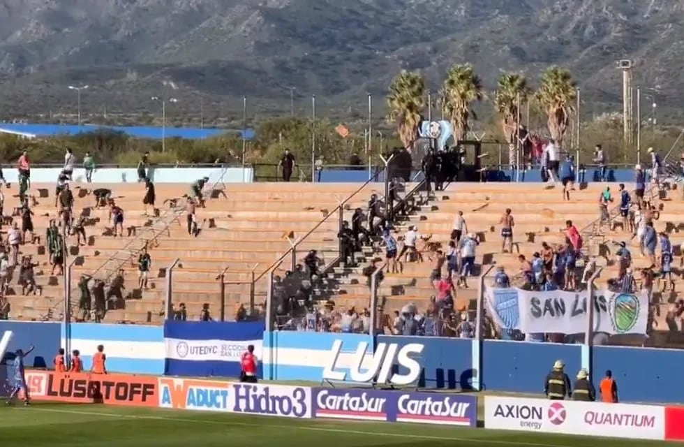 Incidentes en Copa Argentina: Godoy Cruz vs San Martín (SJ) en San Luis.