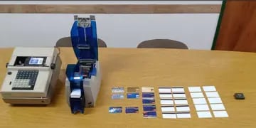 La máquina que utilizaban para clonar tarjetas.