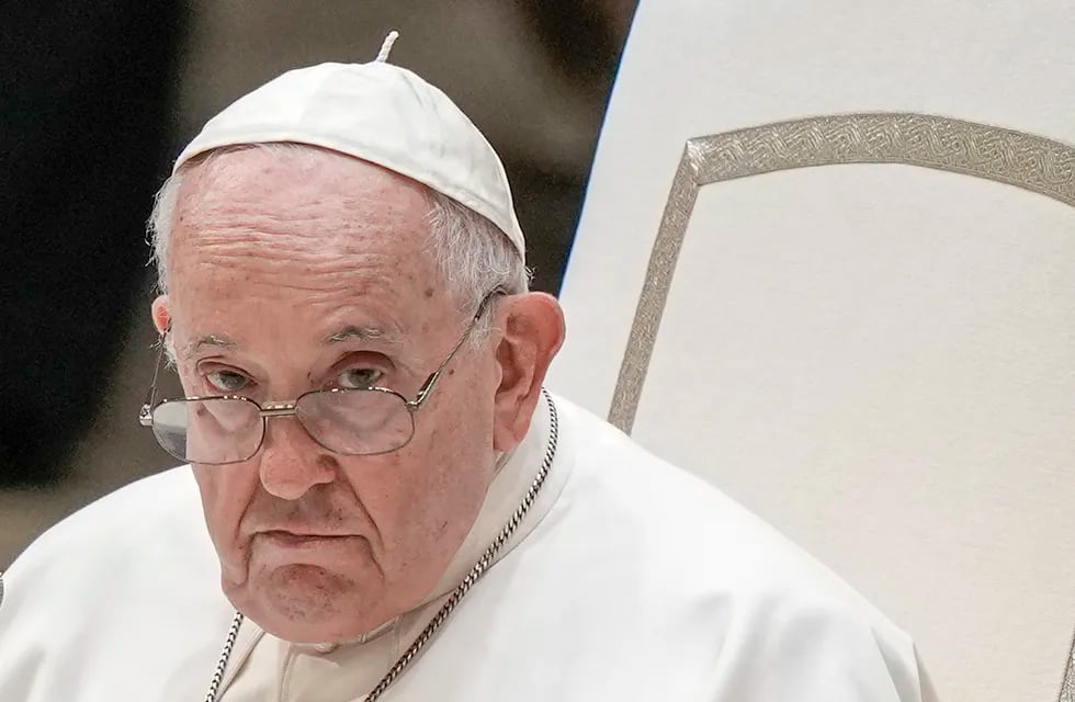 ARCHIVO - El papa Francisco asiste a la audiencia general semanal en el aula Pablo VI en el Vaticano, 23 de agosto de 2023. (AP Foto/Andrew Medichini, File)