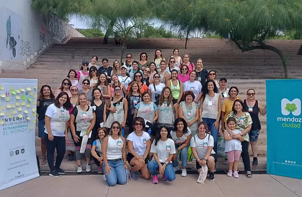 La caminata de mentoreo organizada por Voces Vitales Cono Sur se realizó en 2023 en el Parque Central. Foto: Municipalidad de la Ciudad de Mendoza