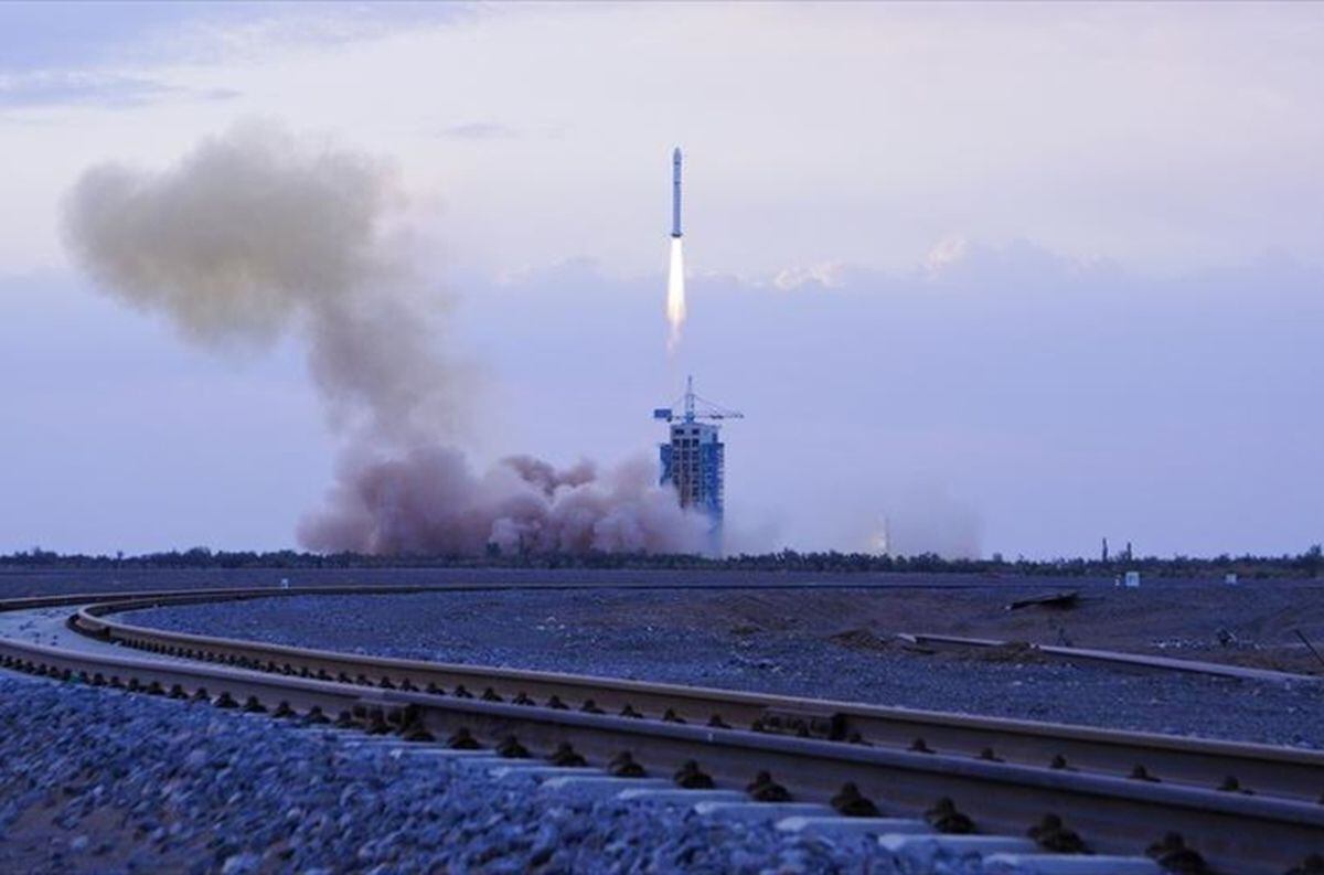 El satélite Yunhai-1 (03) es lanzado al espacio a bordo de un cohete Larga Marcha-2D desde el Centro de Lanzamiento de Satélites de Jiuquan, en el noroeste de China, el 21 de septiembre de 2022.