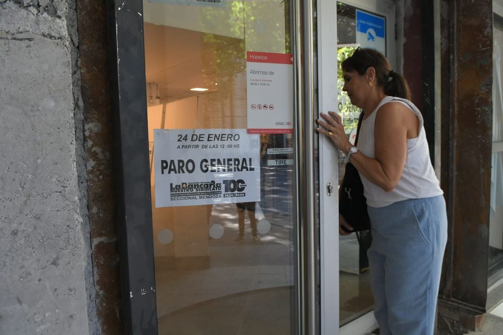 Bancos atienden en Mendoza hasta las 12 por el paro - Foto: Ignacio Blanco / Los Andes