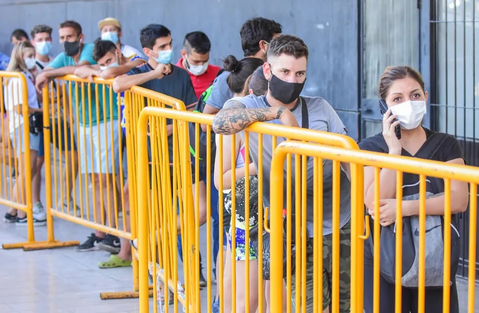 Enero 2022. Larga fila de personas en la Terminal de Mendoza para realizarse hisopados.