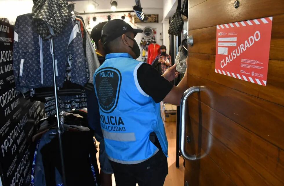 Secuestraron más de 2200 prendas en showroom de Puerto Madero por falsificación de marcas.