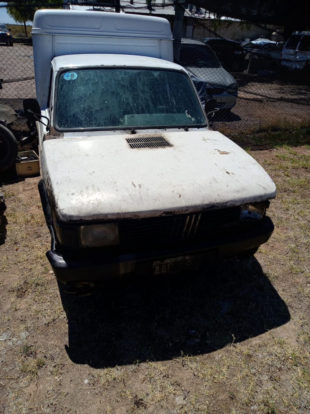 La Policía desmanteló un desarmadero en Maipú y encontró varios autos robados. Ministerio de Seguridad.