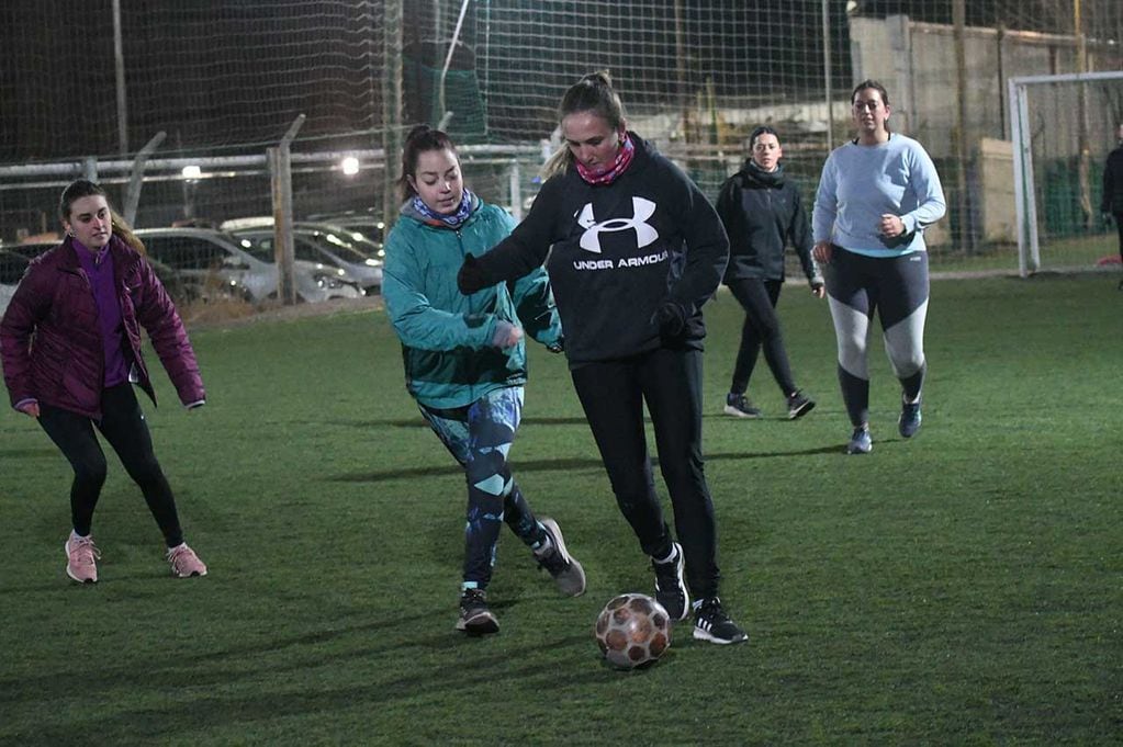 Fútbol femenino 
Cada vez mas mujeres juegan al fútbol como un momento de distracción y rélax
Foto: José Gutierrez / Los Andes