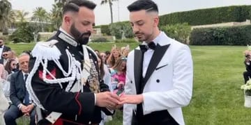 un militar se casó luciendo el uniforme oficial