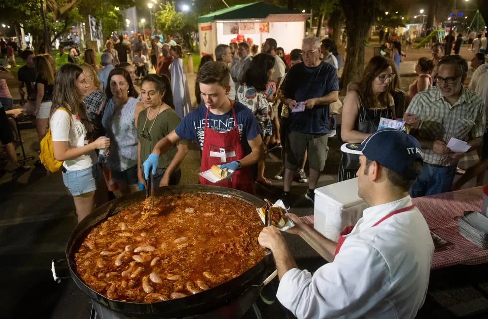 Chorizos a la pomarola, pastas, pizzas y postres típicos se podrán degustar en la plaza Italia de martes a jueves, en Ciudad. | Foto: Ignacio Blanco / Los Andes