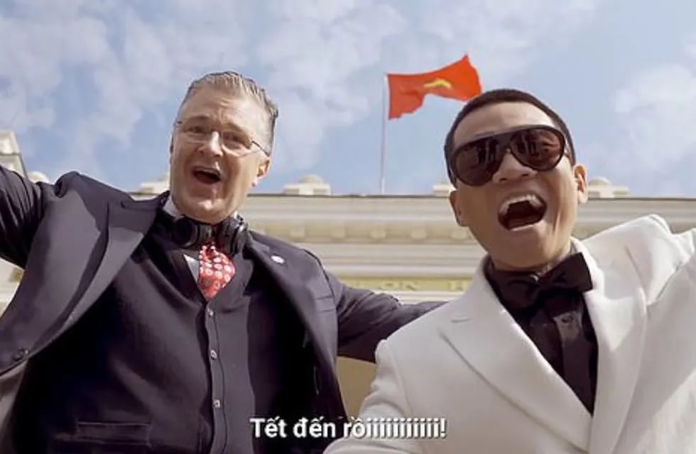 El embajador de Estados Unidos realizó un rap junto al rapero vietnamita Wowy (derecha).